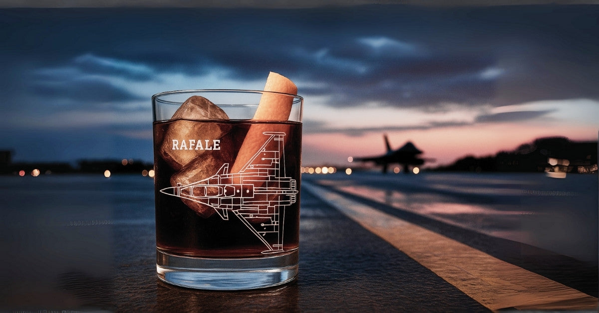 Glass with a rafale aircraft engraved with a fighter jet in the background